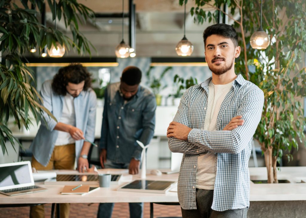 Senhor jovem empreendedor em seu escritório