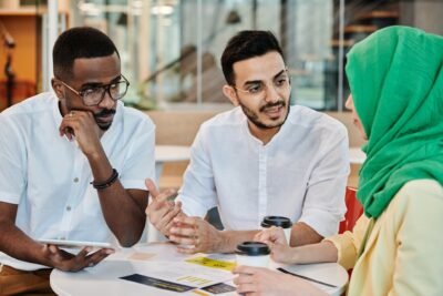 Na imagem, grupo representando diversidade no ambiente de trabalho