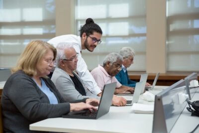 Na imagem, colaboradores realizando treinamento contínuo