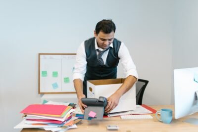 Na imagem, homem realizando mudança organizacional