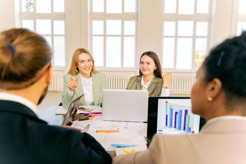 Na imagem, grupo debatendo sobre desempenho da equipe em reunião