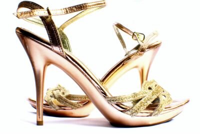 tendências de scarpin, sandálias e flats que valem o investimento