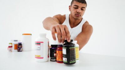 desportista segurando suplementos